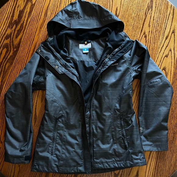 SOLD Columbia Women’s Omni-Tech Rain Jacket; Size Small - Picture 6 of 14